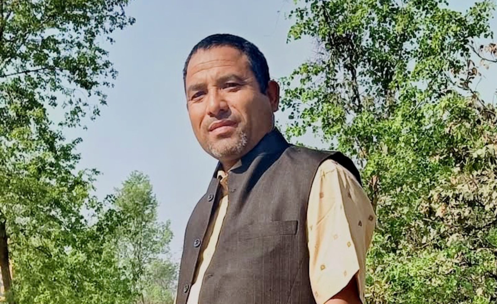 स्याउको डोकोमा बोकिएको माया र क्रान्ति