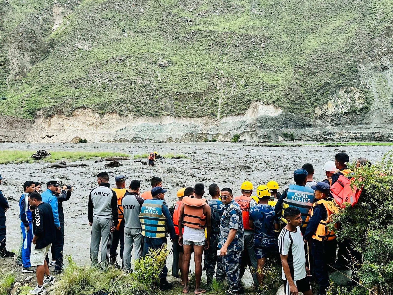 डोल्पा लामालोटे भेरीमा फसेका ४ जनाको नेपाली सेनालगायतको टोलीद्वारा सफल उद्धार