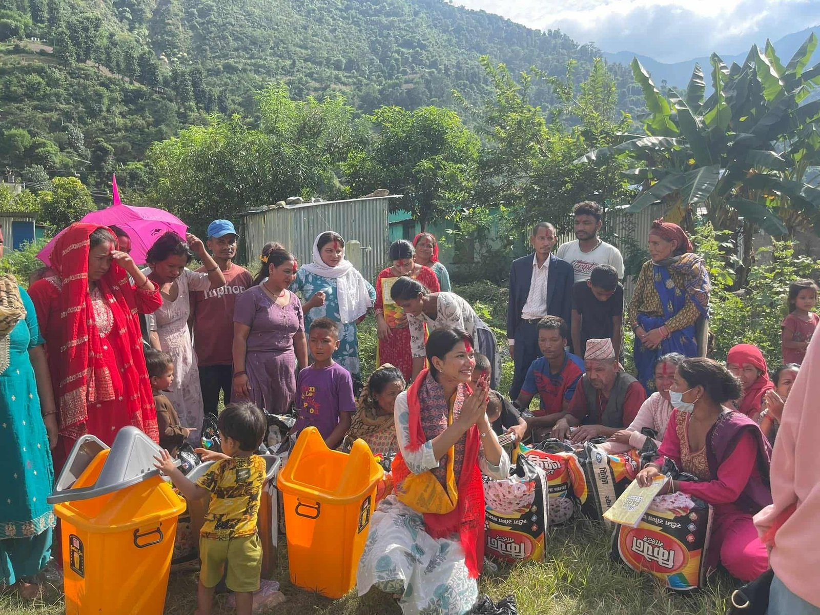दशैको मुखैमा गरिब दुखीको मलमपट्टी बन्दै कलाकार नव मोडल दिपा शाही