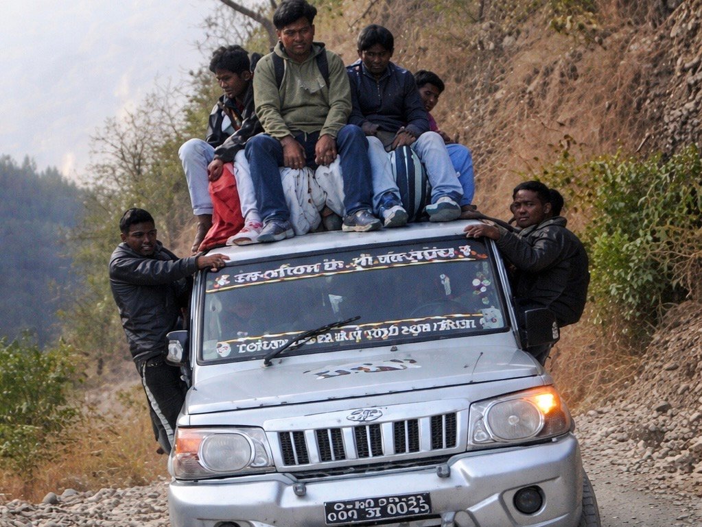 दुर्घटना कुर्दै प्रशासन? राडी–दाजे सडकमा यात्रु बोकेर सवारीको खुलेआम खेलबाड